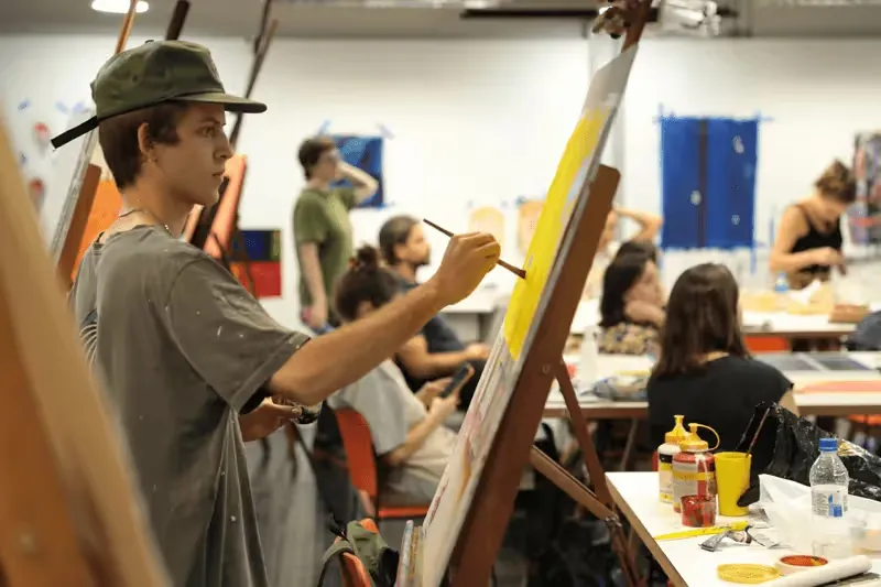 Aluno criando em sala de aula da escola panamericana